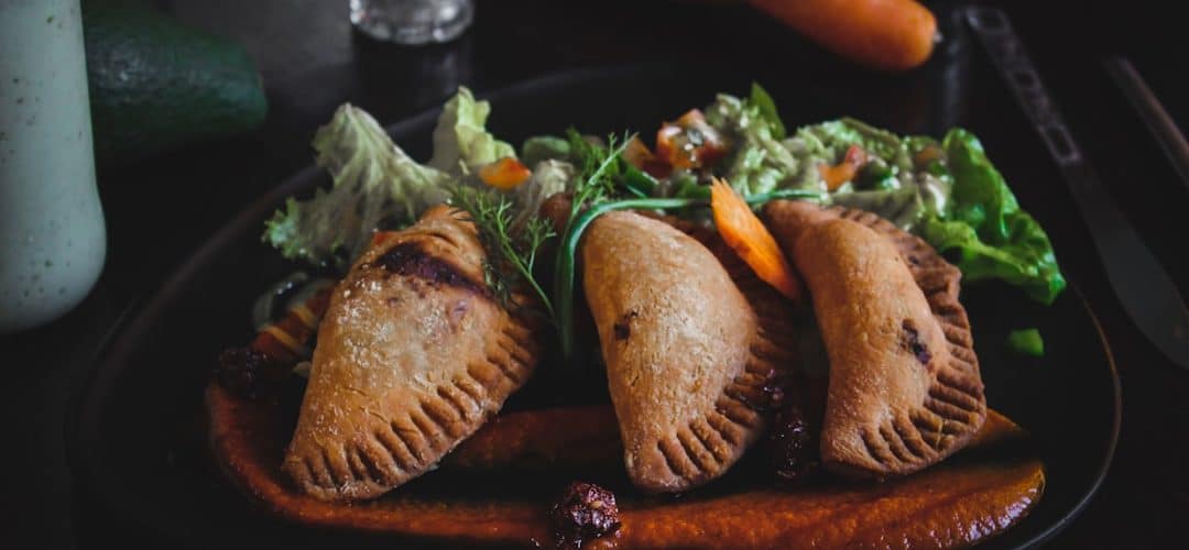 découvrez les saveurs envoûtantes de la cuisine méditerranéenne, un voyage culinaire à travers des plats riches en arômes et en couleurs, mettant en avant des ingrédients frais et sains. savourez des recettes traditionnelles inspirées des rives ensoleillées de la méditerranée.