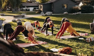 découvrez notre retraite de bien-être, un havre de paix où vous pourrez vous ressourcer grâce à des activités relaxantes, des soins revitalisants et une connexion profonde avec la nature. laissez le stress derrière vous et plongez dans une expérience de rejuvenation complète.