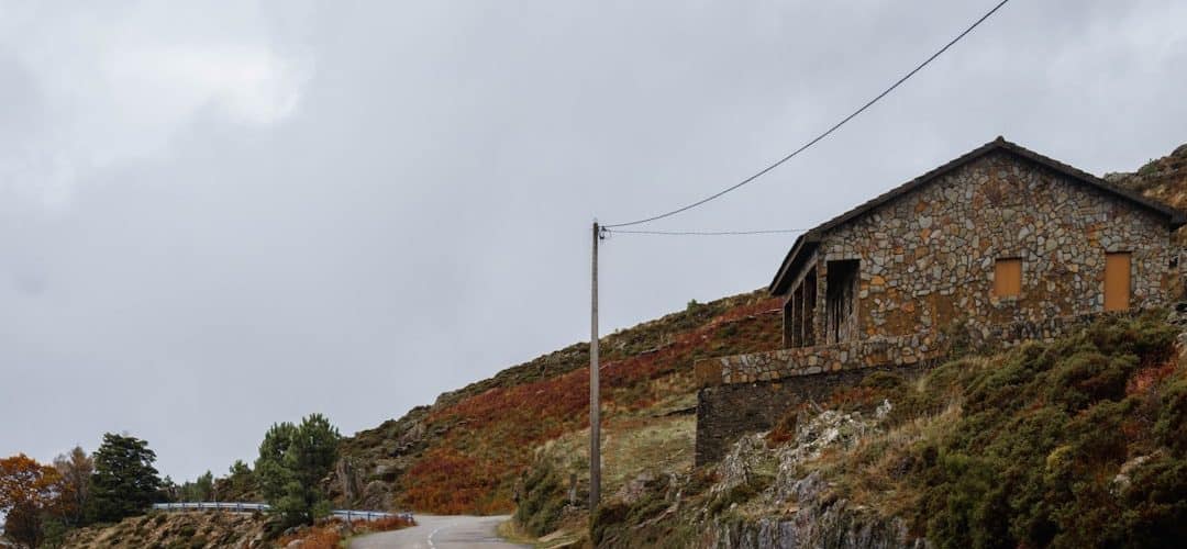 découvrez le charme authentique d'une maison en pierre, alliant tradition et modernité. idéale pour les amateurs de nature et de sérénité, cette maison vous offre un cadre de vie unique, avec des matériaux nobles et un style intemporel.