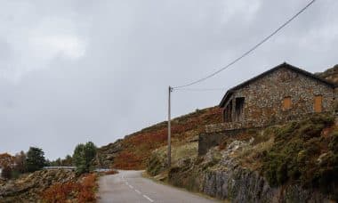 découvrez le charme authentique d'une maison en pierre, alliant tradition et modernité. idéale pour les amateurs de nature et de sérénité, cette maison vous offre un cadre de vie unique, avec des matériaux nobles et un style intemporel.