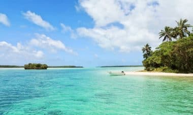 découvrez des plages paradisiaques aux eaux cristallines et au sable doré. évadez-vous dans des décors de rêve, entre palmiers et soleil, pour des vacances inoubliables.